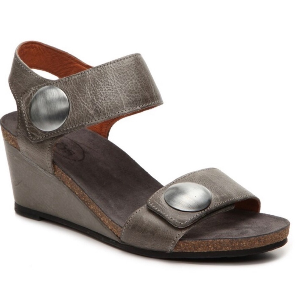 Taos Women's Carousel 2 wedge sandal size 40